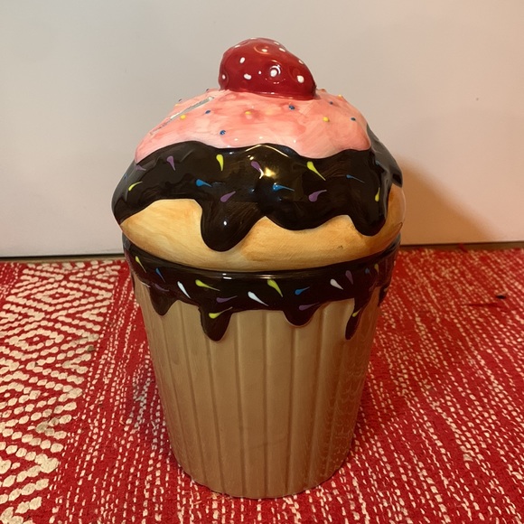 Giant ceramic cupcake piggy bank - Picture 3 of 7